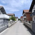 Quiet And Renovated Apartment Free Parking Free Wifi
