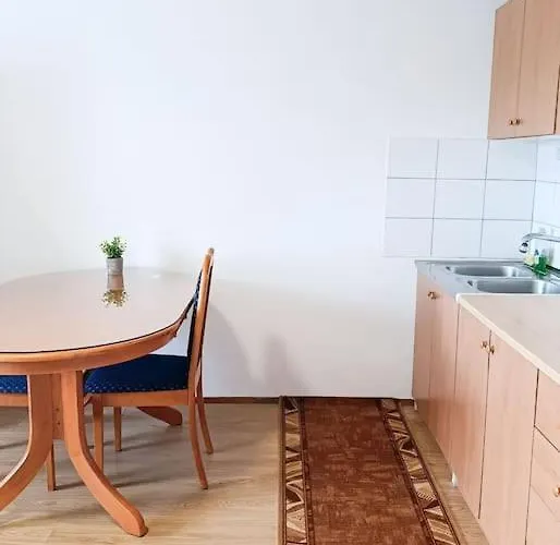 Quiet And Renovated Apartment Free Parking Free Wifi
